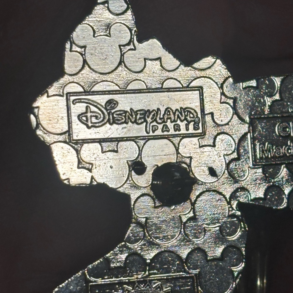 Disneyland Paris 101 Dalmatians Lucky Holding Food Bowl Pin - Picture 4 of 5